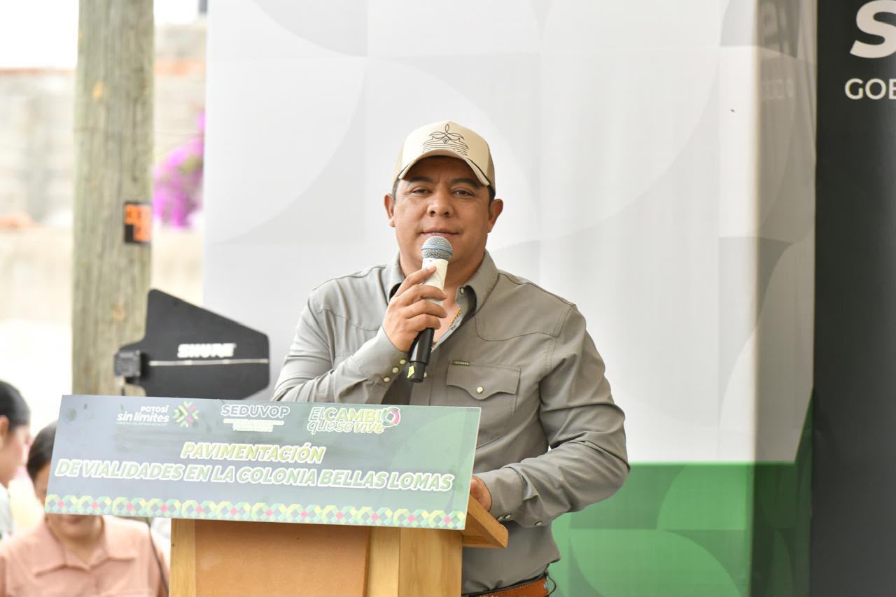 Ricardo Gallardo impulsa obras de gran impacto social en las cuatro regiones * El Gobierno Del Estado Rehabilita El Camino Al Sótano De Las Golondrinas; construye la carretera a la comunidad de Tortugas en Rayón; renueva la Escuela Secundaria No. 5 en Cedral y construye calles en la Col. Bellas Lomas de la capital. Ricardo Gallardo Cardona, Gobernador de San Luis Potosí consolida sin límites una infraestructura sin precedentes con obras de alto impacto social en distintas regiones del Estado, fortaleciendo la conectividad, la educación, el desarrollo urbano y los espacios para el deporte, generando más oportunidades y bienestar para las y los potosinos. En Aquismón se rehabilita el camino Tamápatz-La Laja, una obra que mejorará la seguridad y movilidad de habitantes, visitantes y prestadores de servicios turísticos que se trasladan al Sótano de las Golondrinas. Los trabajos abarcan más de seis kilómetros de rehabilitación, 3 mil 600 metros cuadrados de bacheo profundo, instalación de señalamientos y limpieza. En Rayón, Ricardo Gallardo dio inicio a la rehabilitación integral del camino hacia la comunidad de Tortugas, una obra histórica que contempla la pavimentación de más de tres kilómetros hasta el entronque con la carretera federal 70. Este proyecto mejorará la conectividad, facilitará el traslado de personas y mercancías y brindará mejores condiciones de acceso para las comunidades de la región. En Cedral, el Gobernador del Estado arrancó la rehabilitación de la Escuela Secundaria Técnica No. 5, como parte del fortalecimiento de la infraestructura educativa en el Altiplano potosino. La obra permitirá que las y los estudiantes cuenten con instalaciones más seguras, funcionales y equipadas, favoreciendo un mejor desarrollo académico y una educación de mayor calidad. En la capital potosina, se avanza con la rehabilitación de las calles de la colonia Bellas Lomas, mejorando la movilidad, la seguridad vial y las condiciones de vida de las familias que diariamente transitan por esta zona, además de elevar la imagen urbana y el valor de las viviendas. Finalmente, el Gobernador Ricardo Gallardo construirá nuevas unidades deportivas en los municipios de Villa de Zaragoza, Vanegas, Cedral y Cerro de San Pedro, espacios modernos que promoverán la activación física, el desarrollo de niñas, niños y jóvenes, así como la integración de las familias, consolidando infraestructura que fortalece el tejido social en las cuatro regiones de San Luis Potosí.