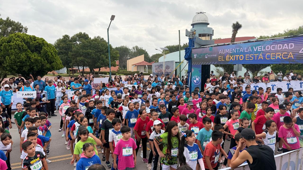 Gobierno estatal reúne a más de 90 mil visitantes en los parques Tangamanga • Más de 90 mil visitantes disfrutaron este fin de semana de actividades recreativas, deportivas y familiares en los Parques Tangamanga I y II, sede de eventos nacionales e internacionales que fortalecen la convivencia y la activación física. Siguiendo la instrucción del Gobernador del Estado, Ricardo Gallardo Cardona, para fortalecer la convivencia familiar, la activación física y el acceso a espacios públicos de calidad, los Parques Tangamanga I y II registraron una afluencia superior a 90 mil visitantes durante el fin de semana. Las familias potosinas disfrutaron de áreas verdes, campos deportivos, caminatas, actividades al aire libre, convivios familiares y espacios como DinOasis Aqua Park, consolidando estos centros recreativos como lugares de encuentro sin límites para todas y todos. En materia deportiva, el sábado se realizó el Maratón Kids, que reunió a una gran participación de niñas y niños en un ambiente de entusiasmo, energía y sana convivencia. Además, en los jardines del Ecomuseo se llevó a cabo una activación física para servidoras públicas del Gobierno del Estado, organizada por la Oficialía Mayor. El domingo se celebró el Maratón Internacional Tangamanga, con la participación de más de cuatro mil atletas provenientes de diversos países y de distintas ciudades de la República Mexicana, reafirmando a los parques como escenarios ideales para el deporte de alto nivel. El titular de los Centros Estatales de Cultura y Recreación Tangamanga (Cecurt), Joaquín García Martínez, destacó que el Gobierno del Estado continúa fortaleciendo espacios modernos y accesibles para todas y todos, promoviendo actividades que impulsan la salud, la convivencia y el desarrollo integral de las familias potosinas, reflejo del cambio que se vive y se siente.