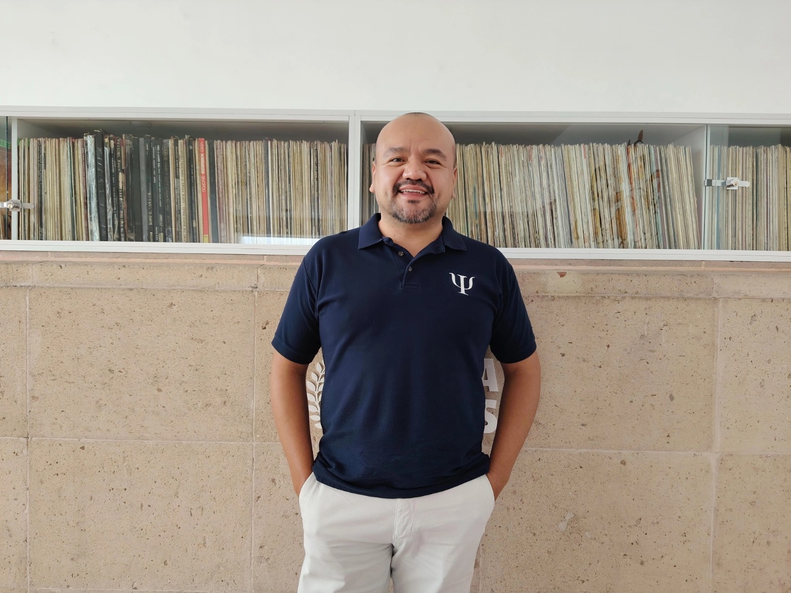 “Desconectarse” durante las vacaciones es fundamental para mejorar la salud mental, señala experto de la UASLP Los periodos vacacionales representan una oportunidad para fortalecer la salud mental al permitir que las personas se desconecten de las actividades laborales y académicas, recuperen el equilibrio entre las distintas áreas de su vida y disminuyan los niveles de estrés, señaló el maestro José Alejandro Valladares González, coordinador del Centro de Orientación Psicológica de la Facultad de Psicología de la Universidad Autónoma de San Luis Potosí (UASLP). El especialista explicó que las vacaciones no solo tienen un sentido recreativo, sino que constituyen un mecanismo social y cultural que brinda la posibilidad de realizar actividades distintas al trabajo, como convivir con la familia, desarrollar pasatiempos, emprender proyectos personales o simplemente dedicar tiempo al descanso. Estas acciones, dijo, favorecen el bienestar emocional y contribuyen a mantener una adecuada salud mental. Destacó que uno de los principales retos de la vida cotidiana es aprender a disfrutar de las actividades placenteras. En este sentido, recordó que la Organización Mundial de la Salud reconoce la importancia del equilibrio entre las responsabilidades y el tiempo destinado al descanso, la recreación, las relaciones sociales y el sueño de calidad. Valladares González señaló que muchas personas mantienen un ritmo acelerado incluso durante sus vacaciones, ya que continúan pensando en el trabajo o respondiendo mensajes y correos electrónicos. Esta situación impide que el organismo reduzca los niveles de activación provocados por el estrés y dificulta que el descanso sea realmente reparador. Asimismo, indicó que descansar no significa necesariamente viajar o permanecer inactivo, sino realizar actividades que generen bienestar y que no estén relacionadas con obligaciones laborales o académicas. Pasear, practicar ejercicio, realizar actividades culturales, disfrutar de la gastronomía local, dedicar tiempo a la jardinería o ver una película son ejemplos de lo que denominó "ocio productivo", una estrategia que ayuda a regular el estrés y favorece la recuperación física y mental. El coordinador del Centro de Orientación Psicológica también recomendó reducir el uso de dispositivos electrónicos, especialmente durante la noche, ya que la exposición constante a pantallas y redes sociales mantiene al organismo en un estado de alerta que afecta la calidad del sueño. Agregó que esta situación es particularmente frecuente entre la población joven. Entre las señales que pueden indicar agotamiento emocional mencionó el cansancio persistente a pesar de dormir, la somnolencia durante el día, la irritabilidad, el aumento de la respuesta al estrés y la dificultad para atender necesidades básicas como una alimentación adecuada, la actividad física o los espacios de convivencia con familiares y amistades. Finalmente, el maestro José Alejandro Valladares González invitó a aprovechar el periodo vacacional para planear actividades que promuevan el bienestar personal y familiar, establecer momentos libres de dispositivos electrónicos y comprender que descansar también es una actividad productiva, ya que permite recuperar las condiciones físicas y emocionales necesarias para retomar las actividades cotidianas con mayor energía y equilibrio.