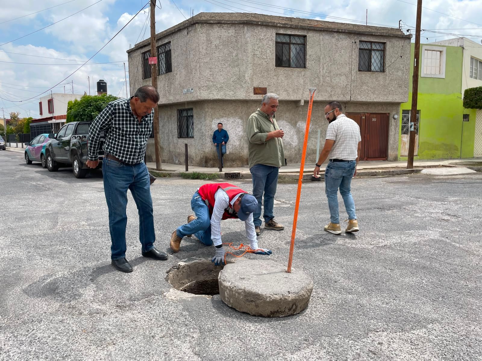 Ayuntamiento e Interapas atienden hundimiento en la colonia Los Ángeles