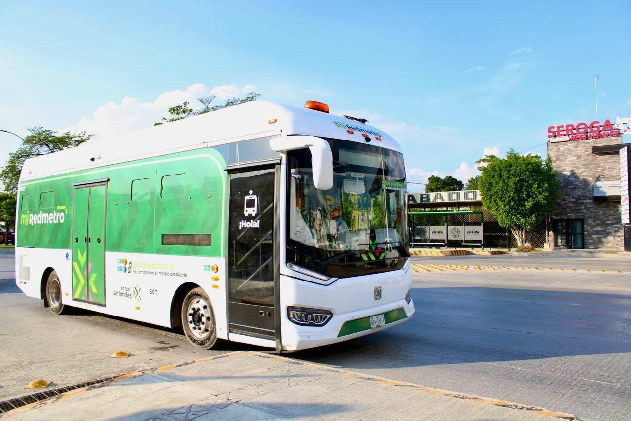 Redmetro conectará la huasteca potosina desde Ciudad Valles hasta Tamazunchale: Ricardo Gallardo • El Gobernador de San Luis Potosí anunció que ya se construyen paradores y centros de carga solar para poner en operación entre 15 y 20 autobuses eléctricos que transformarán la movilidad en la Huasteca y la Huasteca Sur. El Gobernador del Estado, Ricardo Gallardo Cardona, informó que avanza el proyecto de la RedMetro que brindará transporte público gratuito entre Ciudad Valles y Tamazunchale, con recorrido por los municipios de Aquismón, Tancanhuitz, Huehuetlán, Coxcatlán, Axtla de Terrazas y Matlapa. Como parte de la primera etapa, ya se construyen los paradores que estarán ubicados aproximadamente cada 10 kilómetros, así como los centros de carga con energía solar que abastecerán a las unidades eléctricas. El Mandatario Estatal detalló que el sistema iniciará operaciones con entre 15 y 20 autobuses eléctricos de última generación, diseñados para ofrecer un servicio seguro, moderno, eficiente y completamente sustentable, en beneficio de miles de habitantes de la región. Con este proyecto, San Luis Potosí amplía su modelo de transporte público gratuito y facilita la movilidad de estudiantes, trabajadores, familias y visitantes, al mejorar la conectividad entre los municipios de la Huasteca y la Huasteca Sur, reducir los tiempos de traslado y ofrecer una alternativa de transporte más eficiente y amigable con el medio ambiente. Ricardo Gallardo Cardona afirmó que la RedMetro representa un paso histórico para la modernización del transporte público en la entidad, al acercar oportunidades de desarrollo, fortalecer la integración regional y ofrecer a las familias un sistema de movilidad sustentable que contribuirá al crecimiento económico y social de la Huasteca durante los próximos años.