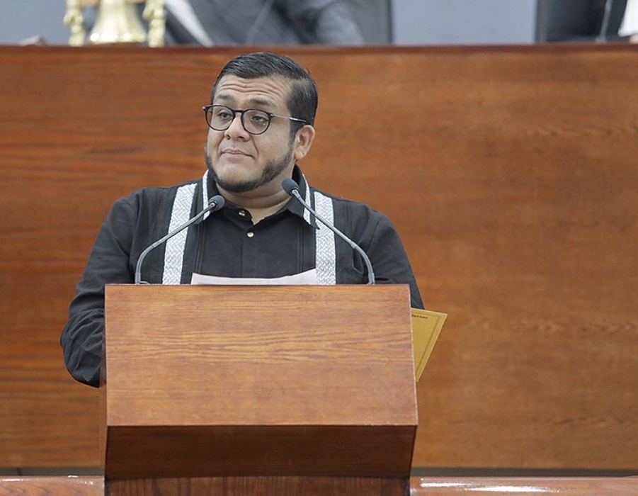 OIM acusa a Morena de minimizar el riesgo del fracking para proteger al Gobierno Federal El Observatorio Indígena Mesoamericano acusó al presidente de la Jucopo, José Roberto García Castillo, de desconocer los derechos indígenas y de desestimar el rechazo que las comunidades ya expresaron a proyectos de fracturación hidráulica. La disputa por un posible avance de proyectos de fracking en la Huasteca Potosina sumó un nuevo capítulo. El Observatorio Indígena Mesoamericano (OIM) lanzó fuertes críticas contra el presidente de la Junta de Coordinación Política (Jucopo) del Congreso del Estado, José Roberto García Castillo, a quien acusó de minimizar la amenaza extractiva y desconocer el marco legal que protege a los pueblos indígenas. La postura del Observatorio surge luego de que el diputado afirmara que ningún proyecto de fracturación hidráulica podrá desarrollarse en la Huasteca sin el consentimiento de las comunidades. Para Juan Felipe Cisneros Sánchez, integrante del OIM, esas declaraciones generan una falsa sensación de seguridad cuando, aseguró, las asambleas comunitarias ya manifestaron formalmente su rechazo a cualquier proyecto de exploración o explotación mediante esta técnica. "El consentimiento ya fue negado por los pueblos indígenas; hablar de una futura consulta es extemporáneo cuando las comunidades ya ejercieron su derecho a decir no", sostuvo. El activista afirmó que el Congreso del Estado mantiene una deuda con los pueblos originarios al no cumplir plenamente con la armonización de la legislación indígena, pese a resoluciones emitidas por tribunales, por lo que consideró que el legislador carece de autoridad moral para presentarse como garante de esos derechos. Asimismo, acusó a diversos actores de Morena de minimizar las alertas sobre el fracking para proteger la imagen del Gobierno Federal, mientras —dijo— Pemex continúa realizando gestiones administrativas para mantener permisos relacionados con el uso de explosivos en municipios de la Huasteca. Las declaraciones se dan en medio de la controversia por los oficios enviados por la paraestatal a distintos ayuntamientos para conservar permisos federales de material explosivo. Aunque Pemex sostiene que se trata únicamente de trámites administrativos y niega que exista un proyecto de fracking en San Luis Potosí, organizaciones indígenas consideran que esas acciones forman parte de los preparativos contemplados en el Plan Estratégico Pemex 2025-2035. El Observatorio también cuestionó la creación de un comité científico para analizar la viabilidad de la fracturación hidráulica, al considerar que podría utilizarse para justificar la implementación de la técnica, y reiteró que cualquier intento de consulta posterior carecería de validez porque las comunidades indígenas ya expresaron su negativa mediante acuerdos de sus asambleas. Finalmente, el OIM llamó al presidente de la Jucopo a informarse sobre el derecho constitucional e internacional en materia indígena y a colocar la defensa del territorio y los derechos humanos por encima de intereses políticos y partidistas.