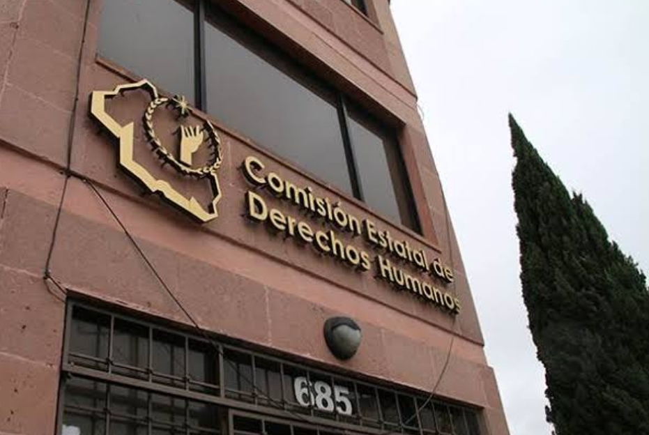 CEDH evita confrontar al Congreso y rechaza impugnar la reforma electoral La Comisión Estatal de Derechos Humanos (CEDH) decidió no promover una acción de inconstitucionalidad ante la Suprema Corte de Justicia de la Nación (SCJN) contra las recientes reformas a la Ley Electoral del Estado, pese a la solicitud de un grupo de ciudadanos que acusa al Congreso de legislar nuevamente sin consultar a personas con discapacidad ni a pueblos y comunidades indígenas. La negativa fue confirmada este viernes, luego de que los promoventes permanecieran cerca de cinco horas en las instalaciones de la Comisión esperando una respuesta sobre el proyecto de demanda que habían entregado para su revisión y eventual firma por parte de la presidenta de la CEDH, Giovanna Itzel Argüelles Moreno. La activista Catalina Torres recordó que la petición fue presentada hace dos semanas y señaló que el objetivo era que la Comisión ejerciera su facultad para impugnar las reformas publicadas el 29 de junio, al considerar que incumplen una sentencia de la Suprema Corte que obliga al Congreso a realizar consultas previas a estos sectores antes de modificar su representación política. Para facilitar el proceso, el abogado Luis González Lozano entregó un proyecto de demanda de 111 páginas. Sin embargo, tras varias horas de espera, el organismo notificó que no presentará la acción de inconstitucionalidad. Durante la protesta, los inconformes cuestionaron el cambio de postura de la CEDH y acusaron al organismo de evitar confrontar las reformas impulsadas por la actual administración estatal. También criticaron que el Congreso continúe argumentando falta de recursos para realizar las consultas ordenadas por la SCJN. Ante la negativa, el grupo anunció que acudirá a la Comisión Nacional de los Derechos Humanos (CNDH) para solicitar que sea ese organismo quien presente la acción de inconstitucionalidad antes de que venza el plazo legal. La decisión de la CEDH se da semanas después de que el Congreso del Estado desechó el juicio político promovido en 2024 contra su presidenta, al concluir que no existían elementos jurídicos para iniciar ese procedimiento. Ahora, el organismo vuelve a quedar en el centro del debate por su decisión de no impugnar una reforma electoral cuestionada por presuntas violaciones al derecho de consulta.