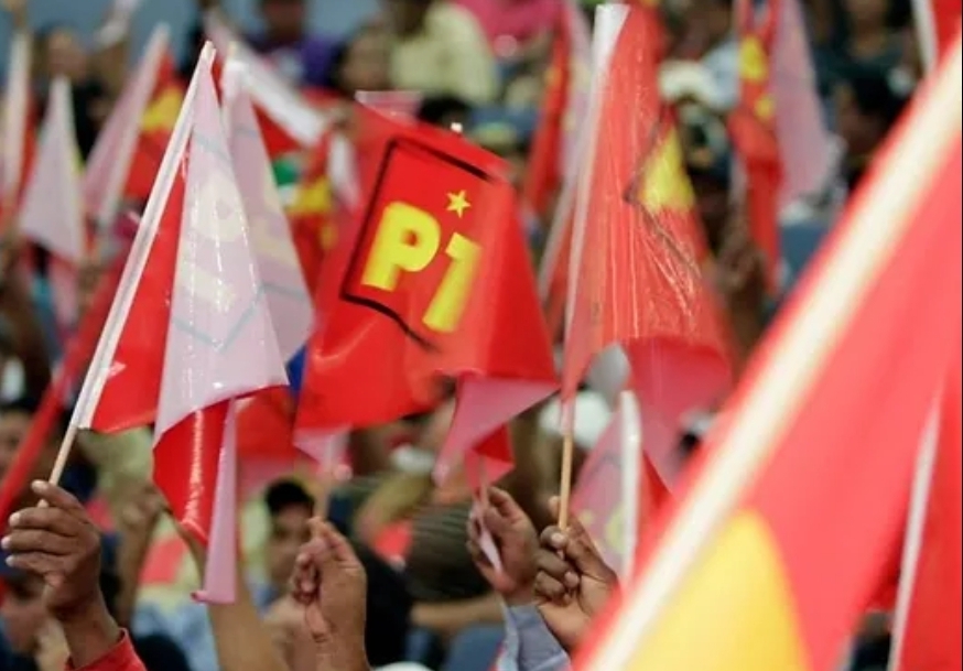 Los trataban como al patito feo": PT rompe el silencio y acusa al Verde de borrarlo de la coalición en San Luis Potosí El Partido del Trabajo aseguró que nunca fue tratado como aliado por el PVEM, acusó que las decisiones se tomaban sin consultarlo y advirtió que ya no aceptará una relación de subordinación rumbo a la elección de 2027. La aparente unidad de la coalición de la Cuarta Transformación en San Luis Potosí volvió a mostrar fisuras. El Partido del Trabajo (PT) lanzó uno de sus reclamos más duros contra el Partido Verde Ecologista de México (PVEM) al denunciar que, durante la pasada elección, fue tratado como el "patito feo" de la alianza y quedó prácticamente excluido de las decisiones políticas. El comisionado político nacional del PT en la entidad, Gerardo Acosta Zavala, aseguró que su partido tuvo que construir su proyecto "contra la corriente" y bajo un "piso disparejo", pues el Verde nunca lo consideró un aliado en igualdad de condiciones. "¿Cómo va a estar la relación con el Partido Verde si nunca nos dieron un trato de aliados? Nosotros no existíamos para el Partido Verde en San Luis Potosí", sentenció. El dirigente afirmó que la inconformidad no es nueva. Recordó que, tras la elección, presidentes municipales que llegaron al cargo bajo las siglas del PT terminaron incorporándose al PVEM, mientras que los espacios políticos y las decisiones estratégicas quedaron concentradas en el partido gobernante. Incluso sostuvo que los diputados electos dentro de la coalición tampoco defendieron los intereses del PT y criticó que comenzaran a perfilarse aspirantes a la gubernatura sin consultar previamente a todas las fuerzas aliadas. "Nosotros no habíamos sido consultados y ya estaban posicionando candidaturas cuando ese no era un acuerdo del partido." Las declaraciones llegan en medio del reacomodo político rumbo a 2027 y apenas unos días después de que el PT respaldara públicamente al empresario Gerardo Sánchez Zumaya como su apuesta para coordinar los trabajos de la Cuarta Transformación en San Luis Potosí, una postura que marcó distancia con el PVEM y con sectores de Morena. Acosta Zavala dejó claro que el PT mantendrá la alianza con Morena, pero rechazó cualquier relación de subordinación. "No somos empleados; somos aliados. Y como aliados, nos tienen que tratar en consecuencia." A pesar de las críticas, el dirigente aseguró que el partido seguirá apostando por construir una candidatura de unidad y adelantó que harán todo lo posible para impulsar un proyecto común encabezado por un solo perfil. Además, atribuyó el aumento de los conflictos internos y de las impugnaciones dentro del PT al momento en que el partido decidió respaldar a Gerardo Sánchez Zumaya rumbo al proceso interno de la Cuarta Transformación. con información de Astrolabio Digital