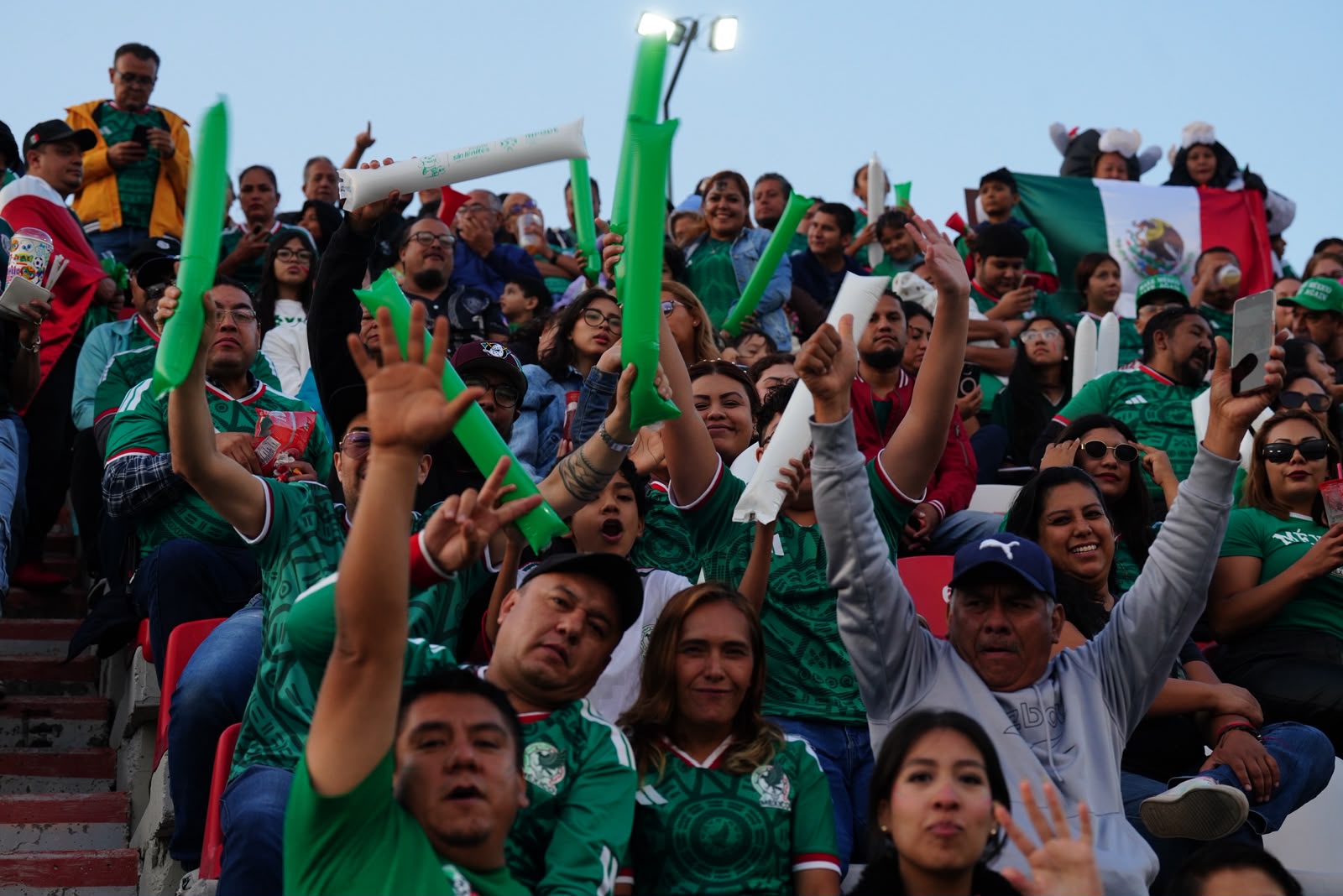 ¡Viva México! Corean miles de potosinos en estadio libertad financiera