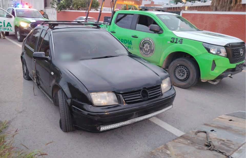 Agentes de la Policía municipal de Soledad capturaron a dos sujetos, tripulantes de un vehículo color negro, jetta, quienes iniciaron una persecución en avenida San Pedro hasta la avenida Dalias en la capital. Fueron detenidos en estado de ebriedad y con una cantidad importante de droga.