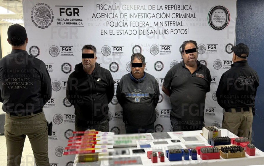 Fuerzas federales y estatales aseguran predio con 76 vehículos, fauna exótica y detienen a 3 personas en SLP SAN LUIS POTOSÍ, S.L.P. – El Ejército Mexicano, la Guardia Nacional y la Guardia Civil Estatal, en apoyo a la Fiscalía General de la República (FGR), detuvieron a tres personas y aseguraron un inmueble junto con un importante inventario de vehículos y animales exóticos en la capital potosina. De acuerdo con información de las Comandancias de la IV Región Militar y la 12/a. Zona Militar, el operativo se efectuó el pasado 29 de junio de 2026 en la colonia Los Gómez, en cumplimiento de la Estrategia Nacional de Seguridad Pública y mediante la ejecución de una Orden Técnica de Investigación. Balance de lo asegurado Además de las tres detenciones, el despliegue de las fuerzas de seguridad federales y estatales permitió el aseguramiento de los siguientes bienes: Inmueble: 1 predio localizado en la colonia Los Gómez. Vehículos y transporte: 59 vehículos de pasajeros (41 automóviles, 17 camionetas y 1 razer), 17 tractocamiones, 11 motocicletas, 9 cajas secas, 8 plataformas, 3 grúas, 2 pipas, 1 aplanadora y 3 plataformas rodantes. Fauna silvestre viva: 2 leones africanos, 1 jaguar, 1 tigre de bengala y 1 coyote. Fauna taxidérmica (disecados): 2 osos y 1 chivo berberisco. Otros objetos: 2 contenedores, 1,781 neumáticos y equipo de cómputo. Las personas detenidas y la totalidad de los objetos y animales asegurados fueron puestos a disposición de la delegación de la Fiscalía General de la República en San Luis Potosí para la integración de la carpeta de investigación correspondientes y la realización de los dictámenes periciales necesarios. Las autoridades militares destacaron que el operativo se ejecutó con apego al estado de derecho y respeto a los derechos humanos.