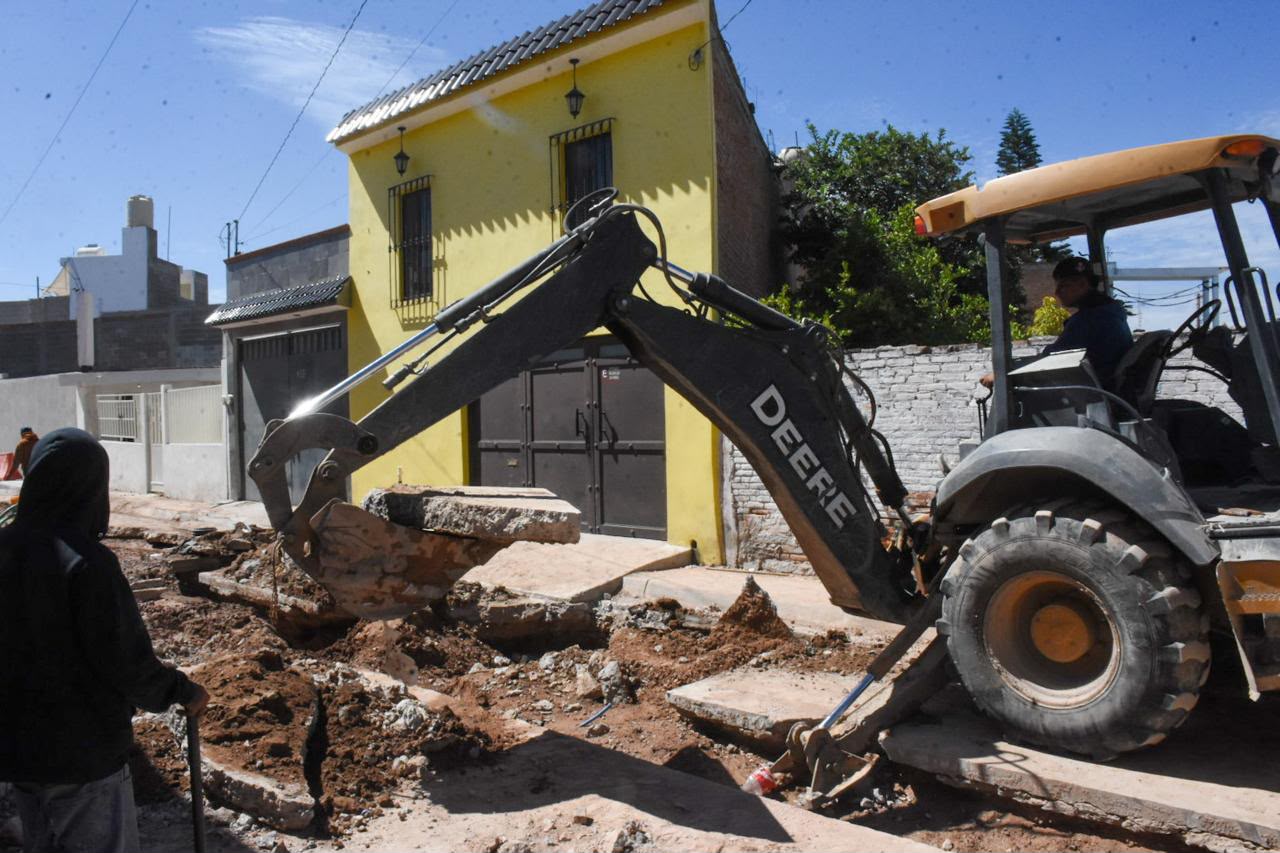 Soledad atiende reparación de drenaje colapsado en San Francisco ante inoperancia de Interapas - Se realizó la reparación integral del colapso de drenaje en la calle Panamá, donde se sustituyeron aproximadamente 50 metros lineales de tubería, además de atender fugas en la red de agua potable y reconectar las descargas y tomas domiciliarias afectadas Con el objetivo de restablecer un servicio digno y seguro para las familias de la colonia San Francisco, el Ayuntamiento de Soledad de Graciano Sánchez, a través de la Dirección de Infraestructura Municipal, realizó la reparación integral de un colapso de drenaje en la calle Panamá, donde se sustituyeron aproximadamente 50 metros lineales de tubería de 12 pulgadas, además de atender fugas en la red de agua potable y reconectar las descargas y tomas domiciliarias afectadas, respondiendo a la instrucción del Alcalde Juan Manuel Navarro Muñiz de atender de manera inmediata las necesidades de la población y mantener un gobierno cercano que escucha y resuelve. El director de Infraestructura Municipal, Jorge Luis Grimaldo Limón, informó que la línea sanitaria se encontraba completamente colapsada y que la intervención incluyó el cambio total del tramo dañado, la reparación de la red de agua potable y la rehabilitación de las conexiones domiciliarias. “Encontramos una línea totalmente colapsada y con afectaciones también en el agua potable; por ello se sustituyeron los 50 metros de tubería de 12 pulgadas, se reconectaron las descargas y tomas dañadas, y ya se concluyó el relleno y la compactación para proceder a la reposición del pavimento”, señaló. Actualmente, la obra se encuentra en su etapa final, con trabajos de limpieza y colado de concreto para reponer el pavimento, luego de que se verificaran las compactaciones correspondientes mediante pruebas de laboratorio, lo que permitirá dejar la vialidad en condiciones óptimas para la circulación y el bienestar de las y los habitantes. Con estas acciones, el Ayuntamiento reafirma su compromiso de intervenir donde el organismo responsable Interapas ha sido omiso, priorizando la atención directa a las familias y consolidando el cambio que impulsa el Alcalde, Juan Manuel Navarro Muñiz, con obras que mejoran la infraestructura básica y fortalecen la cercanía del gobierno con la ciudadanía.