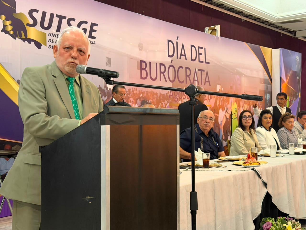 Gobierno del estado anuncia aumento salarial a burócratas estatales