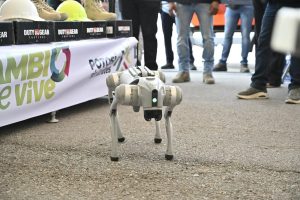 El gobernador pone en operación los primero cuatro perros robótico