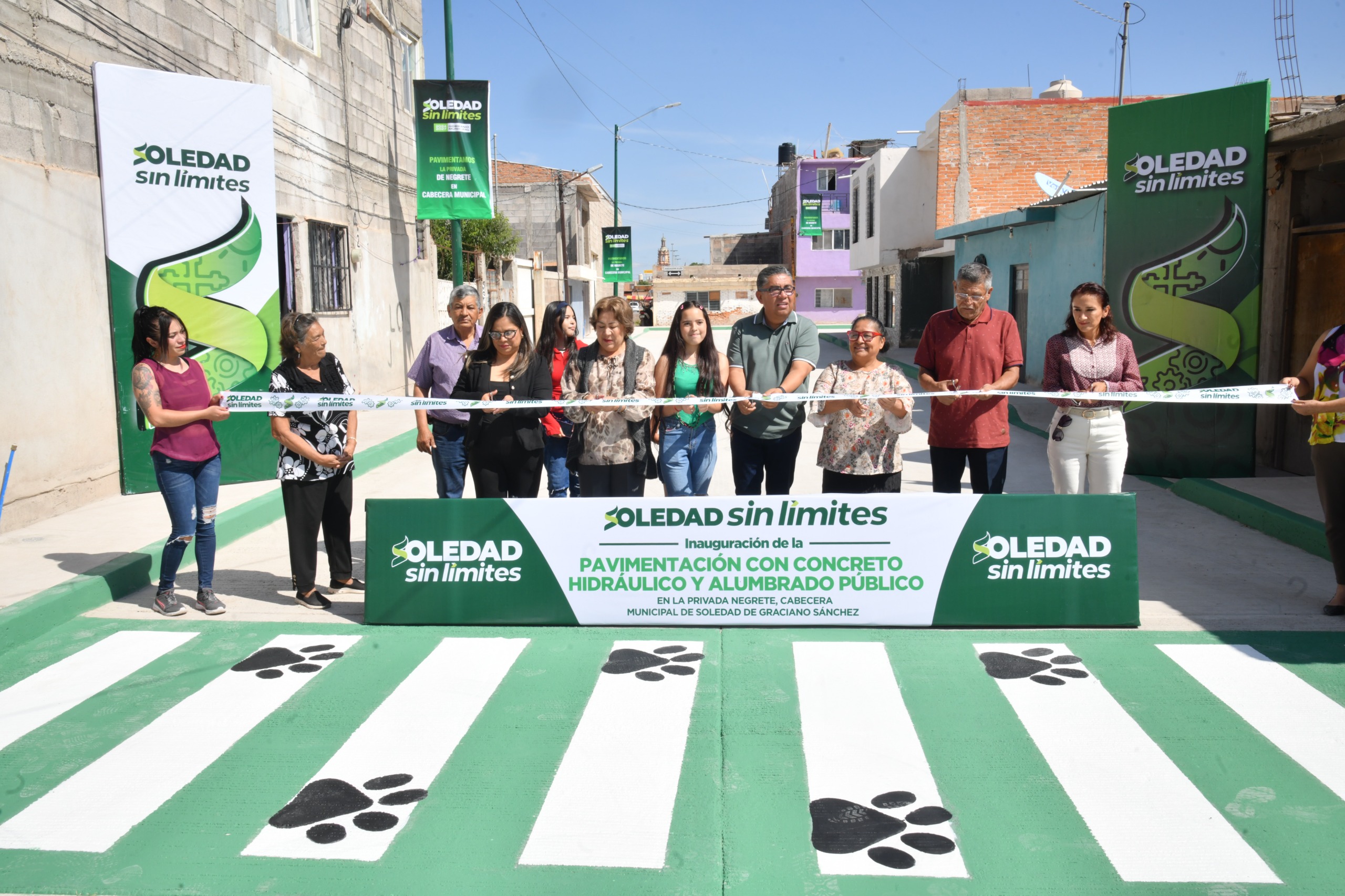 Alcalde Navarro Muñiz entrega pavimentación e iluminación en Privada Negrete en el centro de Soledad
