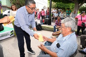 Alcalde Juan Manuel Navarro arropa a adultos mayores con entrega puntual de apoyo económico