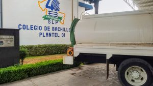 Ayuntamiento de Soledad inicia reparto de agua en escuelas que sufren desabasto