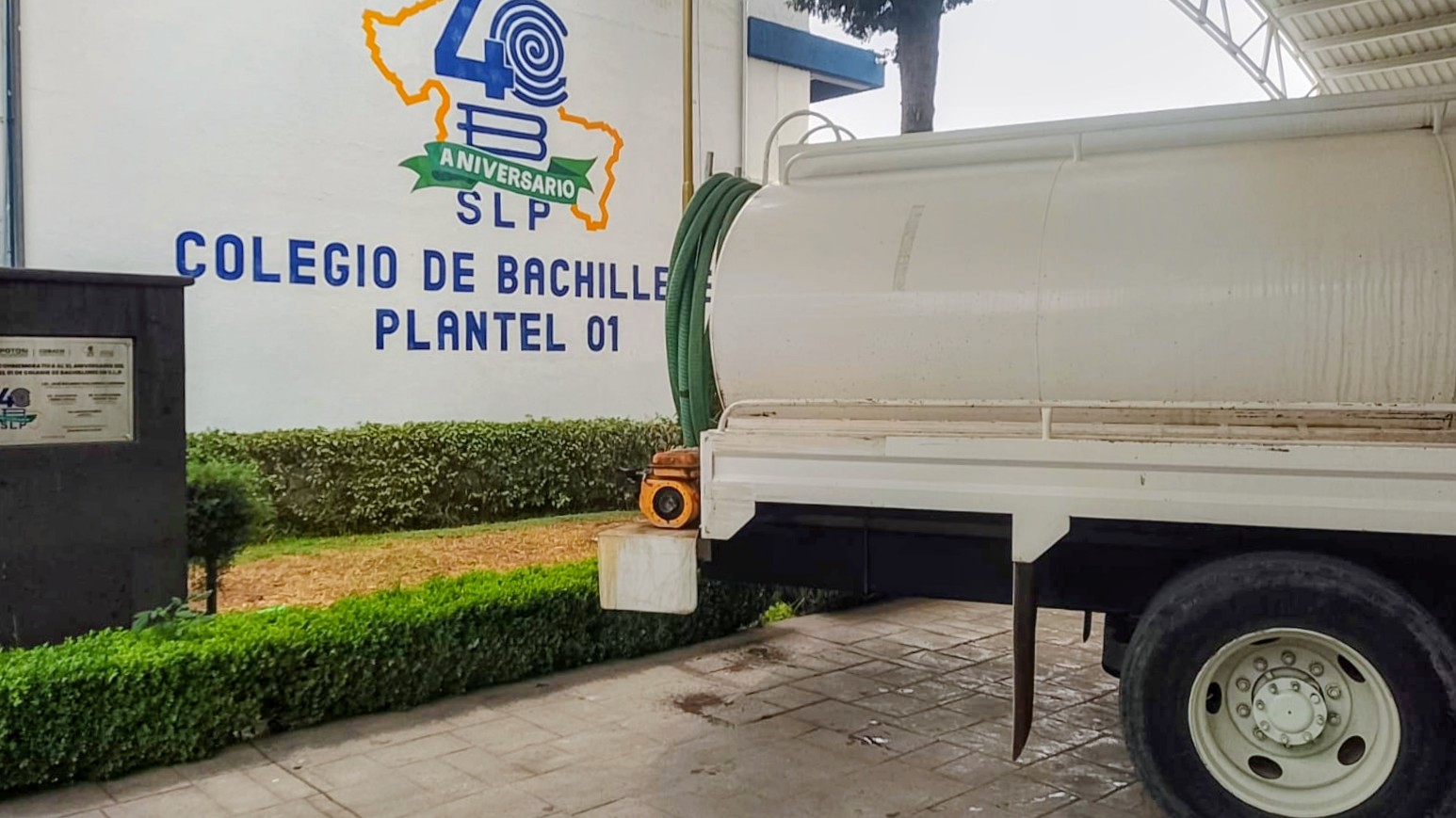 Ayuntamiento de Soledad inicia reparto de agua en escuelas que sufren desabasto - Con este programa, en coordinación con las áreas de Infraestructura y Educación Municipal, llega el vital recurso a jardines de niños, primarias y secundarias, resguardando la higiene y el bienestar de miles de estudiantes. Para salvaguardar la salud y el buen desarrollo de la comunidad estudiantil y garantizar condiciones óptimas de higiene en el regreso a clases, el Ayuntamiento de Soledad de Graciano Sánchez ejecuta de manera permanente el abastecimiento de agua potable mediante pipas, en instituciones educativas de la demarcación, bajo la indicación directa del Alcalde Juan Manuel Navarro Muñiz, de reforzar el apoyo al sector educativo. La meta de este programa es abastecer a más de 20 planteles que sufren el desabasto de agua, de manera recurrente, del nivel básico y medio superior en diversos sectores, entre ellos la Cabecera Municipal donde el suministro se efectúa activamente en el Jardín de Niños “IPI” y en la Escuela Primaria "Luis G. Medellín", además de la Escuela Primaria "Damián Carmona", ubicada en la colonia Las Azaleas. La atención preventiva del Ayuntamiento demuestra el cambio que protege a las comunidades educativas; abarca sectores como el Fraccionamiento Villa de Cactus, apoyando a la Escuela Primaria vespertina "Profesor Antelmo Juárez Barrón", y la colonia Prados de Soledad, donde se garantiza el vital líquido a la Escuela Primaria "Daniel Díaz Corpus" y al Jardín de Niños "Graciela Yolanda Aguilar Torres". De igual forma, en la colonia La Sierra se brinda respaldo integral al Jardín de Niños "María Socorro Sáenz", asegurando la operatividad de sus turnos matutino y vespertino.El operativo municipal fortalece la distribución en centros educativos de alta densidad estudiantil, manteniendo la entrega continua en la Escuela Secundaria Técnica No. 60, en la comunidad Enrique Estrada, y en el Colegio de Bachilleres (COBACH) Plantel 01, situado en la zona de avenida José de Gálvez, donde la demanda hídrica es mayor. Esta labor permanente responde a la necesidad fundamental de mantener entornos escolares limpios, seguros y dignos, por lo que el Ayuntamiento de Soledad continuará trabajando de la mano con directivos y comités de padres de familia para asegurar que a ningún plantel le falte agua.