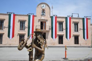 Gobierno de Soledad viste de tricolor el palacio municipal con motivo del mes patrio