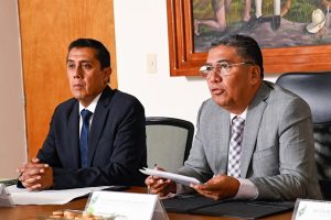 Juan Manuel Navarro entrega libro del segundo informe de resultados al cuerpo edilicio