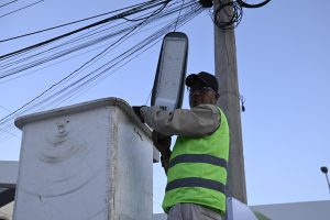 Alcalde Juan Manuel Navarro inicia programa de sustitución de luminarias en Soledad