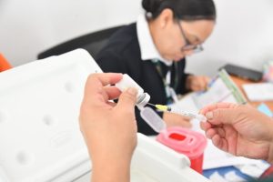 Gobierno de Soledad lleva vacunación contra Covid 19 e influenza a las colonias