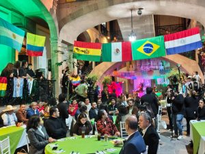Reconocen a artistas mascareros de 14 países en el 3er encuentro internacional de artistas mascareros 2026
