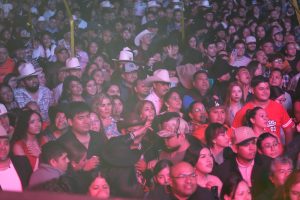 Alacranes musical hace vibrar la FEREPO 2026 con una noche de pasito duranguense