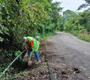 Gobierno del estado despliega cuadrillas para rehabilitar caminos y carreteras