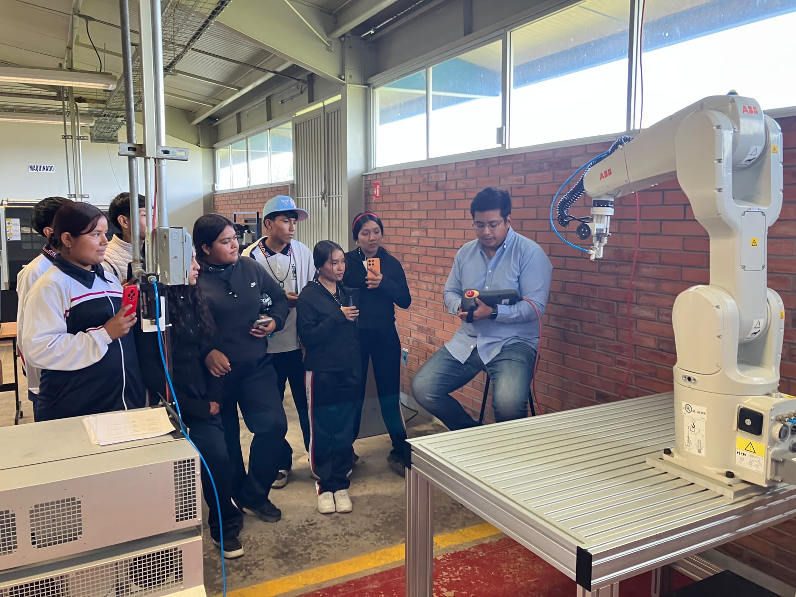Universidad intercultural acerca la robótica industrial a estudiantes